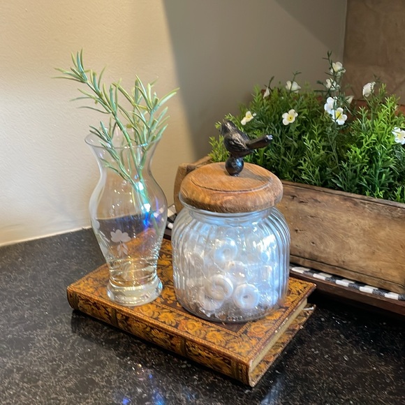 Iridescent vase with etched floral detail in 6 1/4” H x 2 5/8” across top size - Picture 2 of 8